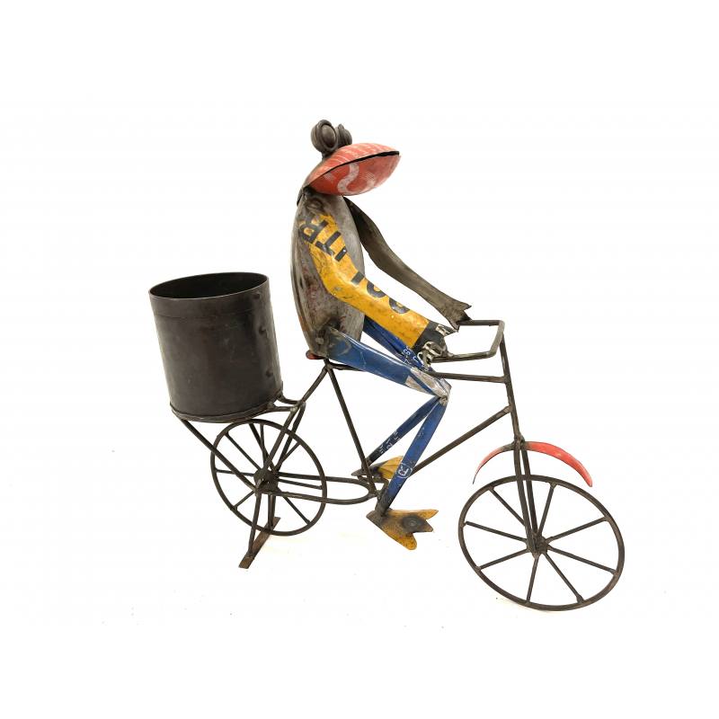 Kikker op fiets met bloempot van oud blik en ijzer