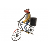 Kikker op fiets met bloempot van oud blik en ijzer