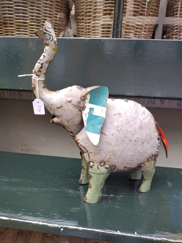 Olifant van gerecycled blik