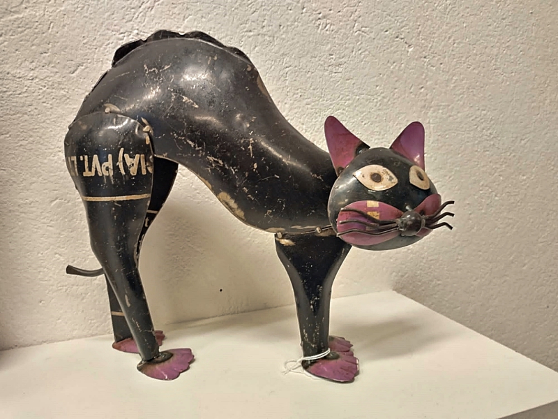 Zwarte kat met hoge rug van gerecycled blik