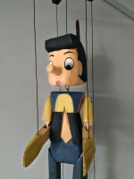 Pinokkio marionet met touwen