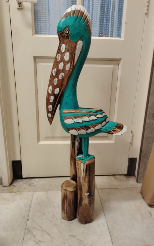 Houten pelikaan op paal - L