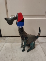 Zittende hond van gerecycled blik - s