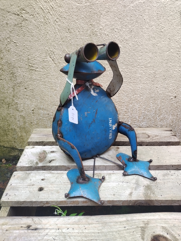 Kikker met verrekijker van gerecycled blik