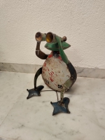 Kikker met verrekijker van gerecycled blik