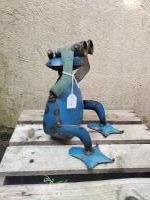 Kikker met verrekijker van gerecycled blik