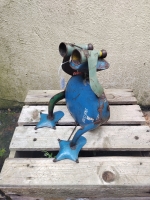 Kikker met verrekijker van gerecycled blik
