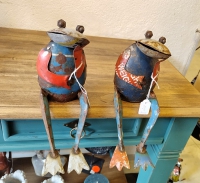 Denkende kikker van gerecycled blik