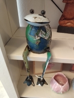 Denkende kikker van gerecycled blik