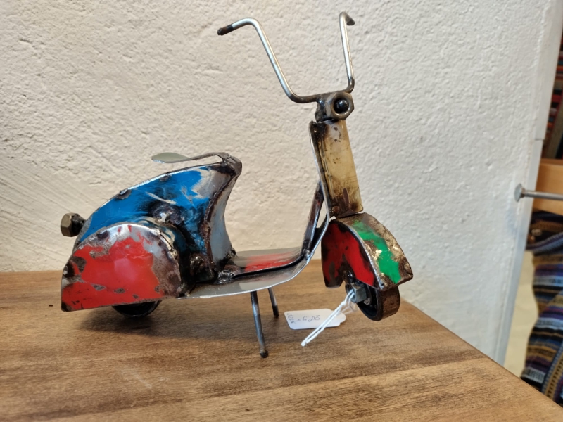 Miniatuur Vespa van oude metalen