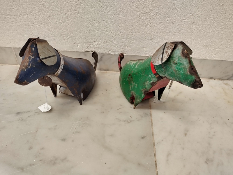 Hondje van gerecycled blik