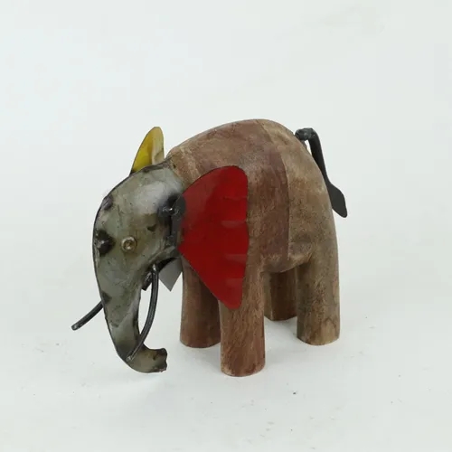 Olifant van gerecycled blik en hout