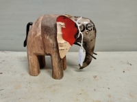 Olifant van gerecycled blik en hout