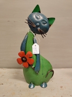 Kat met bloem van gerecycled blik