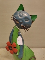 Kat met bloem van gerecycled blik