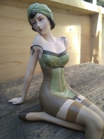 Beeld pin-up model zittend - 1