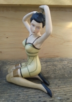 Beeld pin-up model zittend - 2