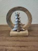 Houten cirkel met metalen kerstboom