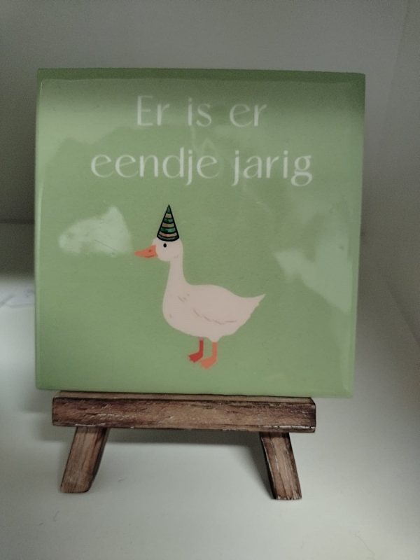 Tegeltje er is er eendje jarig