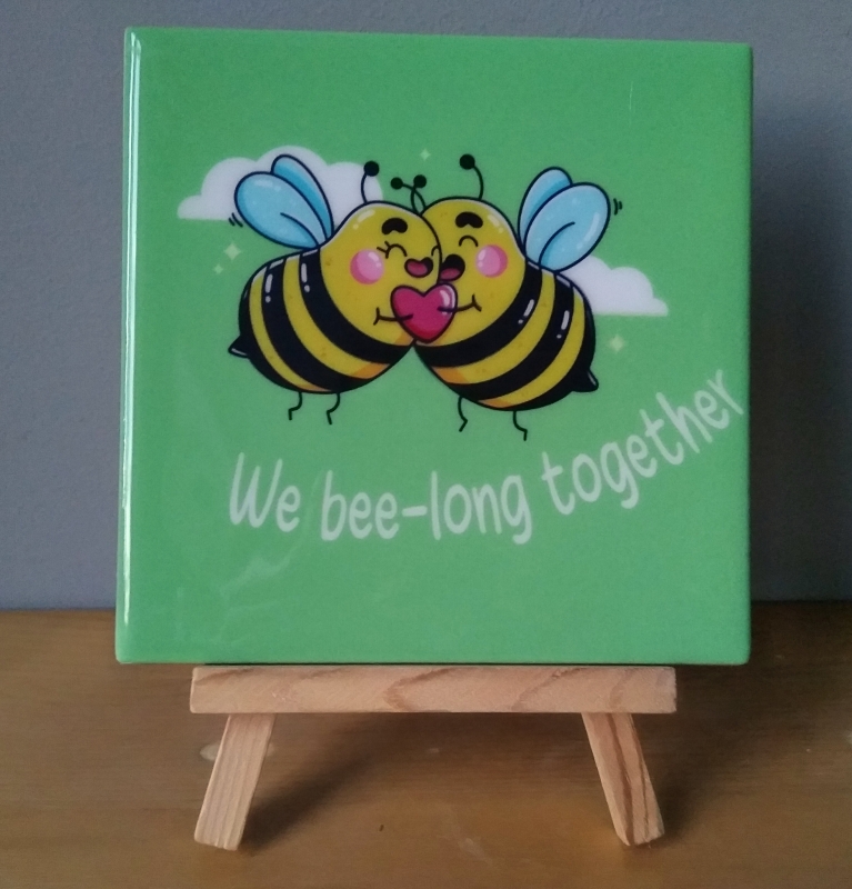 Tegeltje we bee long together