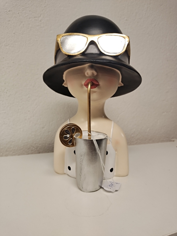 Beeld meisje met cocktail