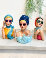 Beeld vrouw sixties koffiekopje