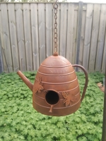 Vogelhuis theepot antiek roest bijen