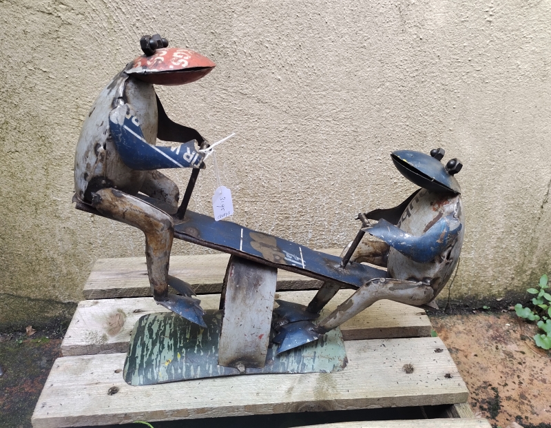 Kikkers op wip van gerecycled blik