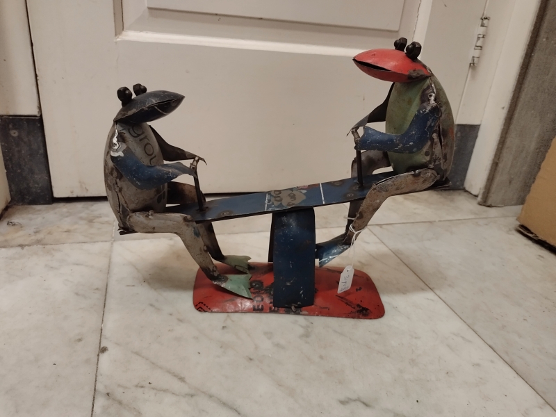 Kikkers op wip van gerecycled blik