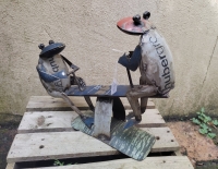 Kikkers op wip van gerecycled blik