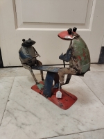 Kikkers op wip van gerecycled blik