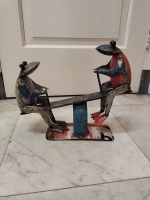 Kikkers op wip van gerecycled blik