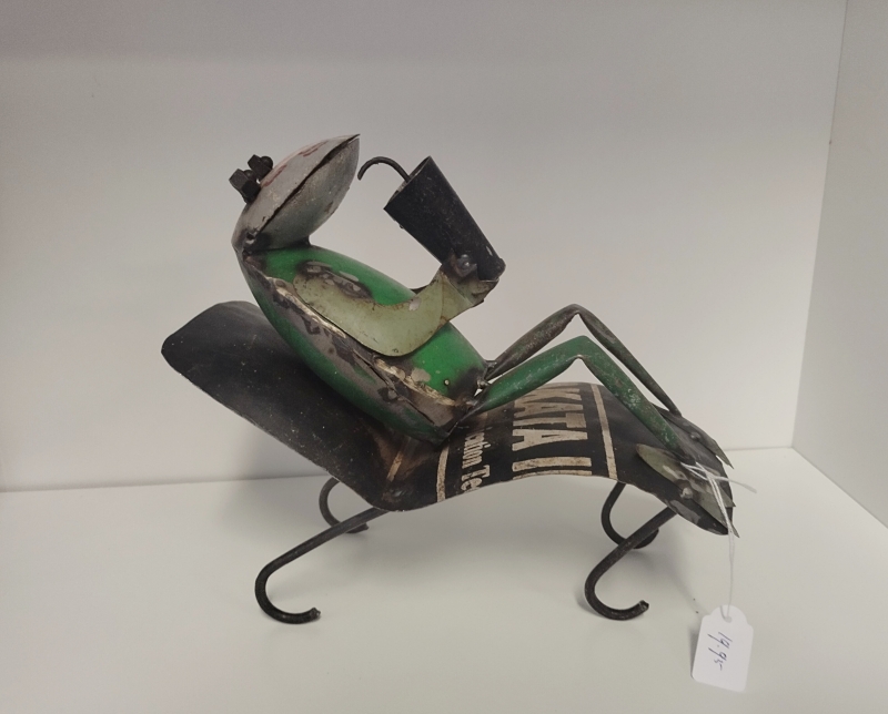 Kikker op ligbed van gerecycled blik