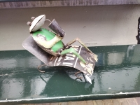 Kikker op ligbed van gerecycled blik