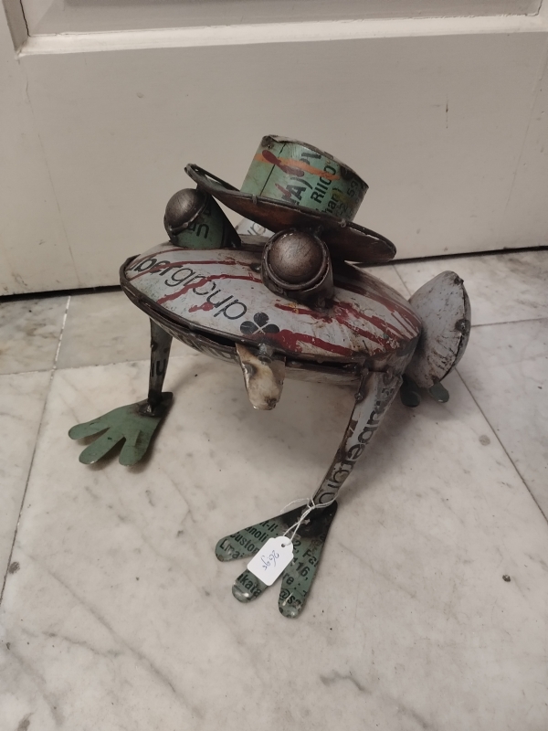 Kikker met hoed van gerecycled blik