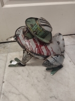 Kikker met hoed van gerecycled blik