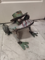 Kikker met hoed van gerecycled blik