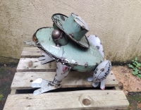 Kikker met hoed van gerecycled blik