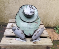 Kikker met hoed van gerecycled blik