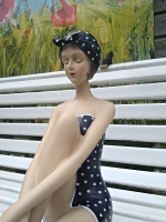 Beeld baddame zittend blauw
