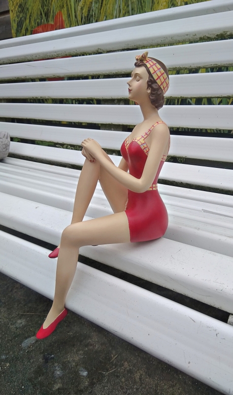 Beeld baddame zittend rood