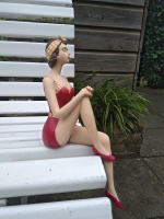 Beeld baddame zittend rood