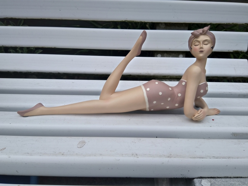 Beeld baddame liggend