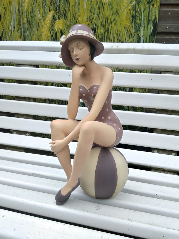 Beeld baddame op strandbal