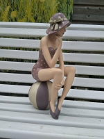 Beeld baddame op strandbal