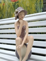 Beeld baddame op strandbal
