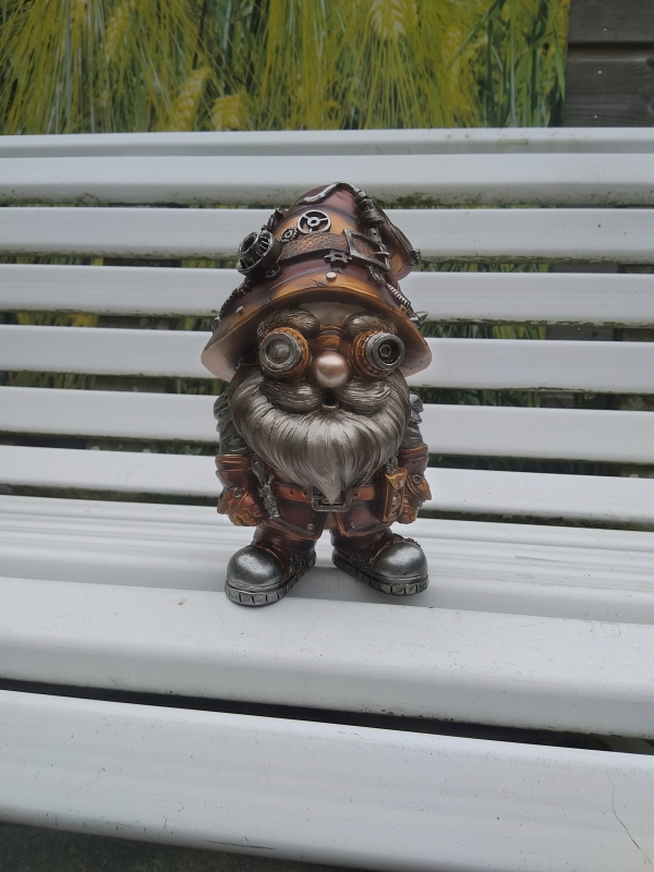 Beeld steampunk kabouter - 2