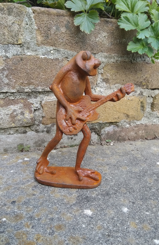 Metalen beeldje roestige kikker met gitaar