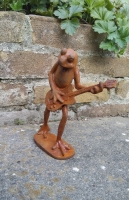 Metalen beeldje roestige kikker met gitaar