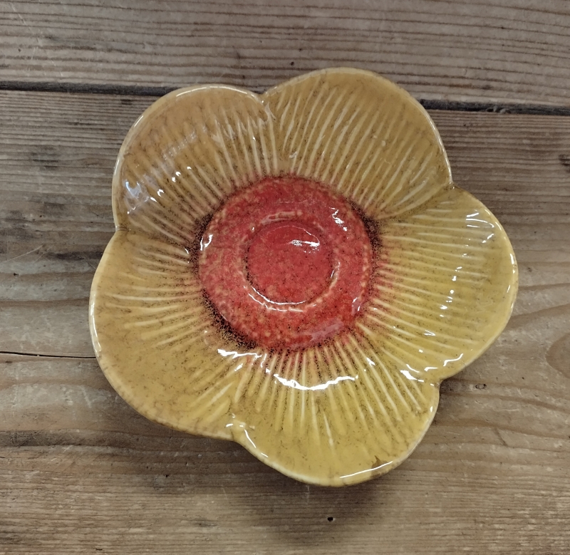 Schaaltje bloem okergeel